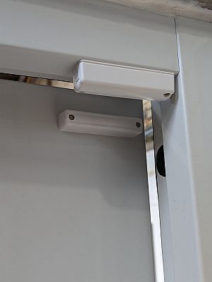 Magnetic door contact installed to external door